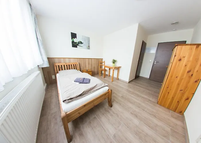 Hollis Rast Зангерхаузен